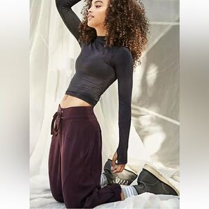 NWOT FREE PEOPLE MOVEMENT SUMMIT SCOUT FLEECE PANT - RAISIN - MEDIUM